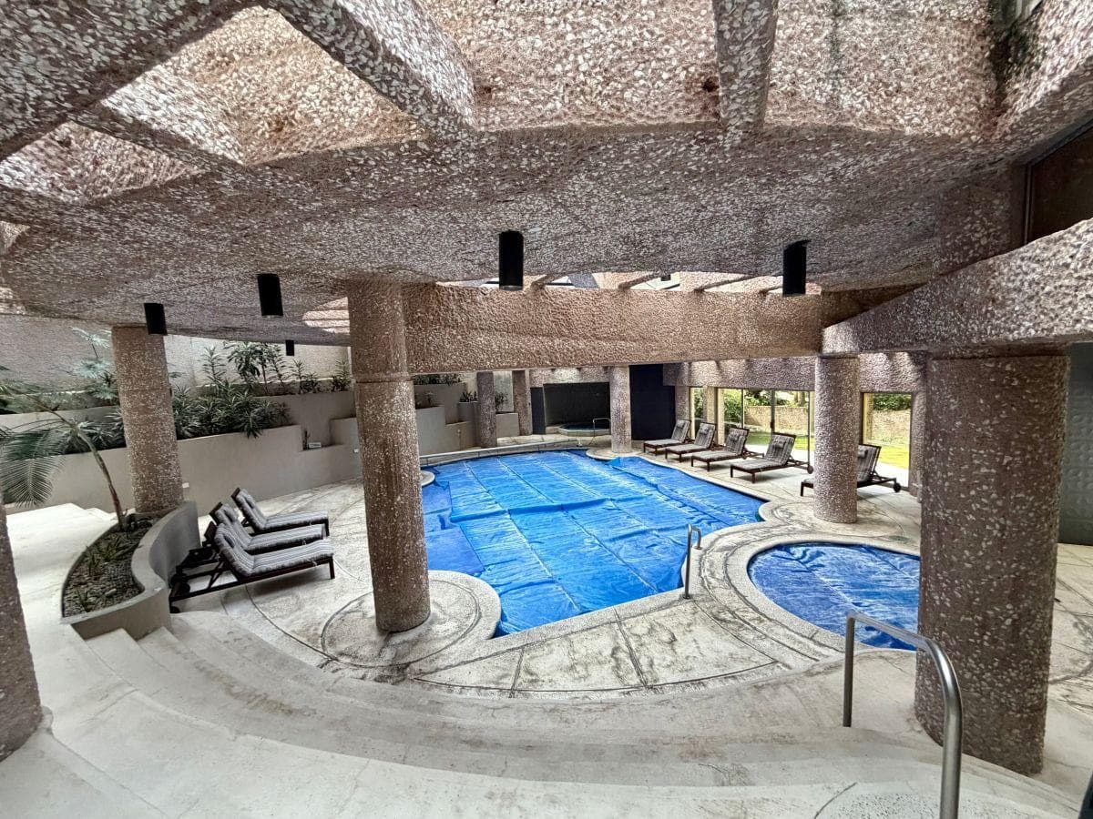 Alberca techada con columnas de concreto