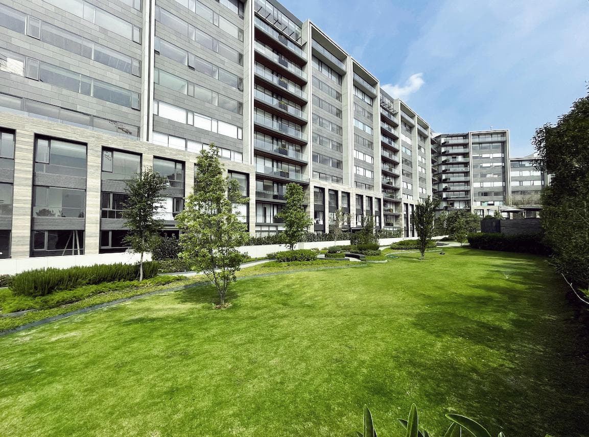 Jardín central del conjunto residencial