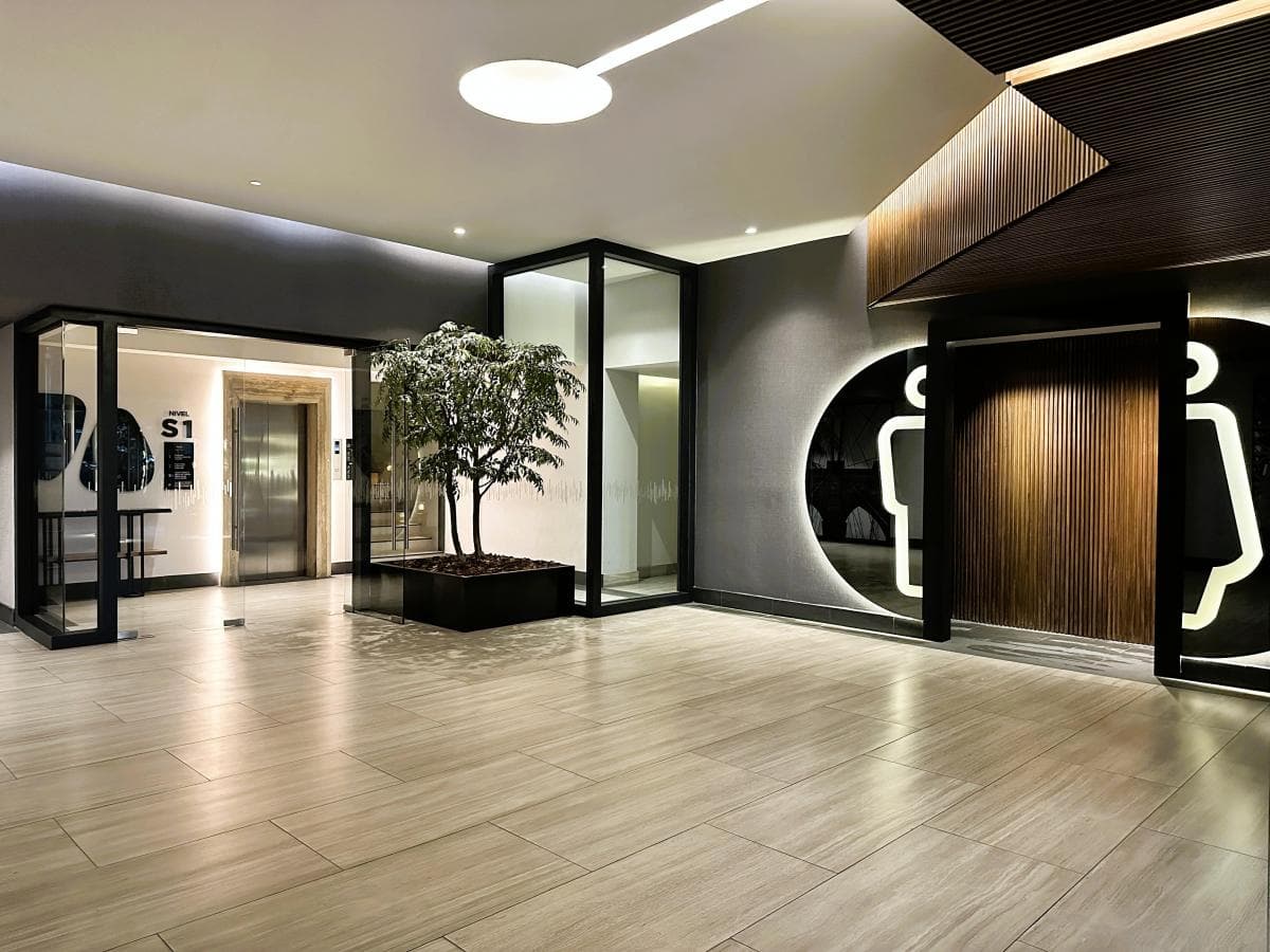 Lobby con muros de madera acanalada