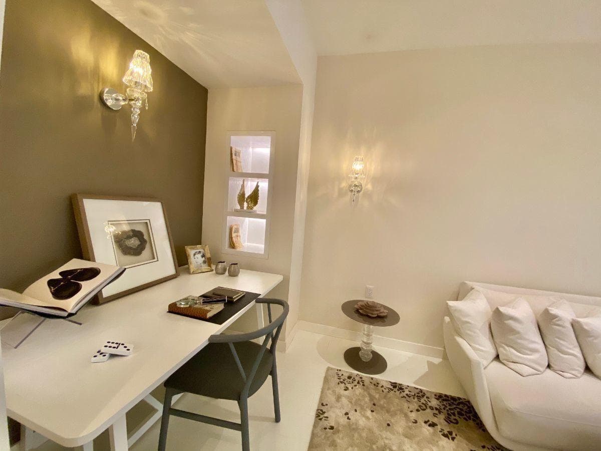 Estudio con escritorio blanco y muro en tono oliva