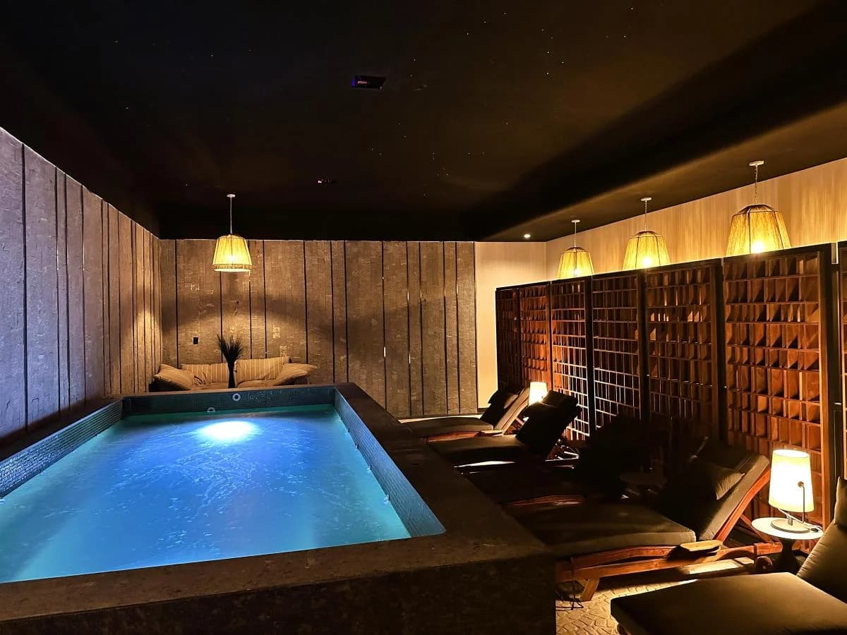 Spa con alberca climatizada y camastros de madera