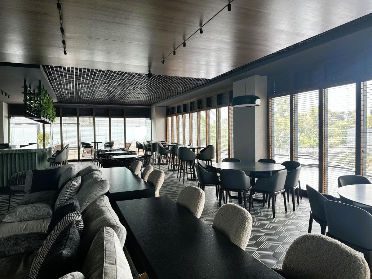 Lounge común con sillones y mesas de comedor
